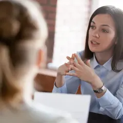 Skuteczne rozmowy negocjacyjne: przykłady i techniki, które działają