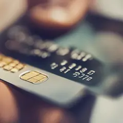 Karty kredytowe dla zadłużonych z komornikiem - najlepsze oferty