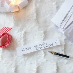 Słoik z karteczkami na 365 dni: pomysły na inspirujące wiadomości