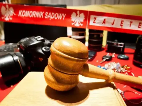 Komornik a mieszkanie z hipoteką: Czy można je bezpiecznie ochronić przed zajęciem?